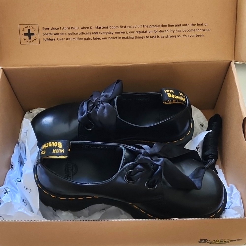Dr. Martens like new Holly black smooth leather platform oxford sz 6 fits a 7